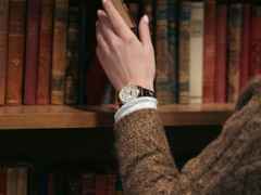 Frederique Constant Classics Elegance Luna Automatik Edelstahl 36mm weißes Zifferblatt braunes Lederband – Damenuhren Uhr ohne Datum aus Edelstahl, Leder und PVD beschichtet. Das Gehäuse ist rund und silber. Das Lederarmband ist braun. Das Zifferblatt ist arabisch und weiß. – Ansicht 6