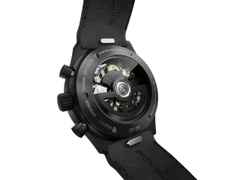 Porsche Design Chronograph 1 - Ennstal Classic 2023 Limited Edition – Herrenuhren Chronograph aus Titan und Titancarbid beschichtet. Das Gehäuse ist rund und schwarz. Das Lederarmband ist schwarz. Das Zifferblatt ist ein Index in schwarz. – Ansicht 3