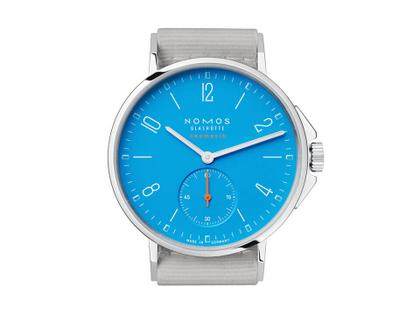 Nomos Glashütte Ahoi neomatik Signalblau Automatik Edelstahl 36mm blaues Zifferblatt graues Textilband – Damenuhren Uhr ohne Datum aus Edelstahl. Das Gehäuse ist rund und silber. Das Textilarmband ist grau. Das Zifferblatt ist arabisch Index und blau. – Ansicht 3