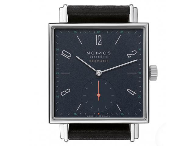 Nomos Glashütte Tetra neomatik 39 Nachtblau Automatik Edelstahl 33mm blaues Zifferblatt schwarzes Lederband – Damenuhren Uhr ohne Datum aus Edelstahl. Das Gehäuse ist quadratisch und silber. Das Lederarmband ist schwarz. Das Zifferblatt ist arabisch Index und blau. – Ansicht 5