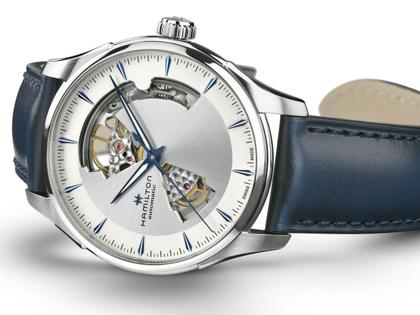 Hamilton Jazzmaster Open Heart Automatik Edelstahl 40mm silbernes Zifferblatt blaues Lederband – Herrenuhren Uhr ohne Datum aus Edelstahl und Leder. Das Gehäuse ist rund und silber. Das Lederarmband ist blau. Das Zifferblatt ist ein Index in silber. – Ansicht 3