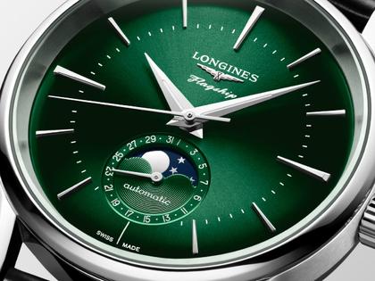 Longines Flagship Heritage Automatik Edelstahl 38,5mm grünes Zifferblatt schwarzes Lederband – Herrenuhren Uhr mit Datum aus Edelstahl und Leder. Das Gehäuse ist rund und silber. Das Lederarmband Kroko / Alligator ist schwarz. Das Zifferblatt ist ein Index in grün. – Ansicht 4
