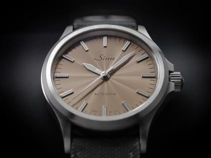 Sinn Spezialuhren 556 Sand Automatik Edelstahl 38,5mm beiges Zifferblatt graues Textilband limitiert – Damenuhren Uhr ohne Datum aus Edelstahl. Das Gehäuse ist rund und silber. Das Textilarmband ist grau. Das Zifferblatt ist ein Index in beige. – Ansicht 4