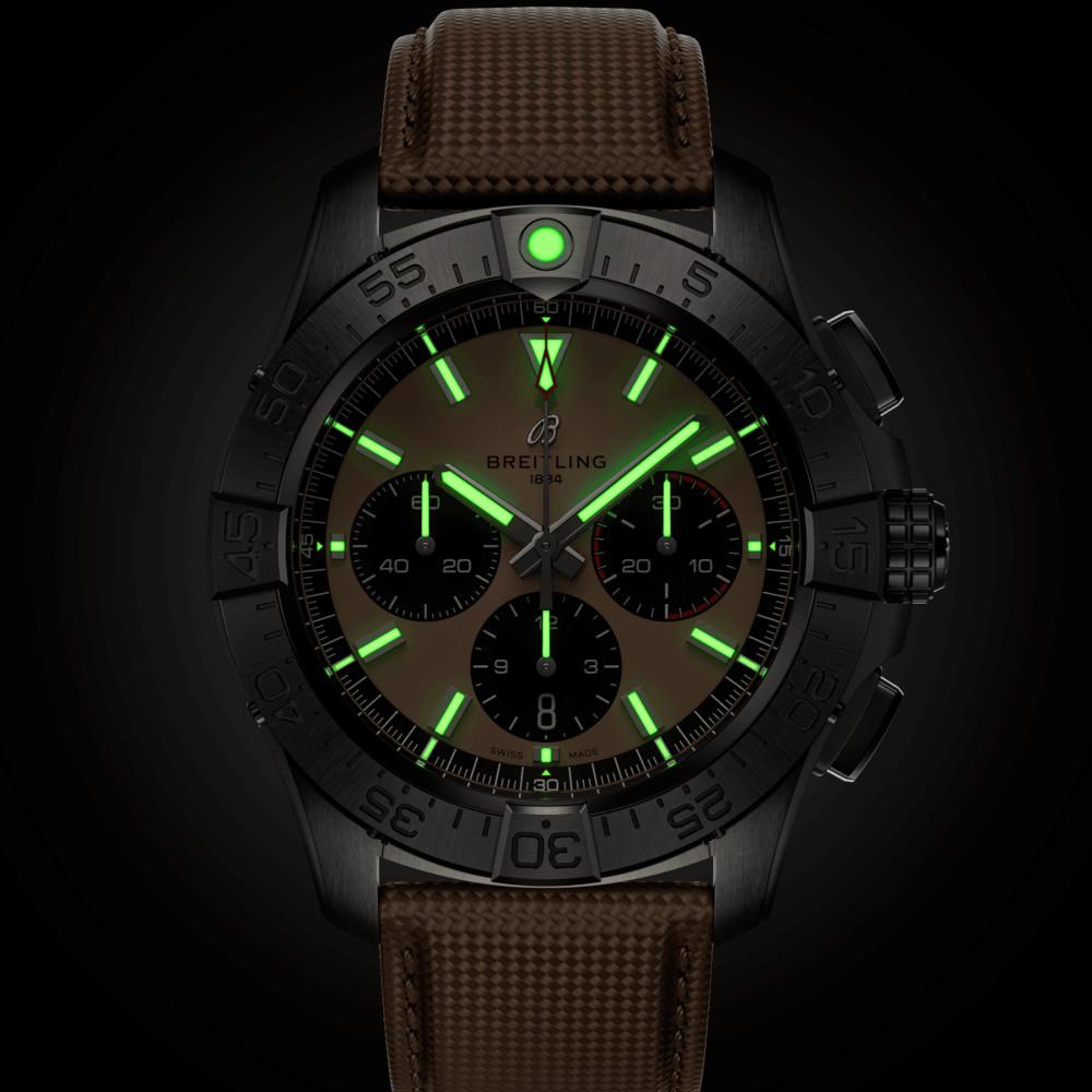 Breitling Avenger B01 Chronograph 44 Automatik Edelstahl sandfarbenes Zifferblatt sandfarbenes Lederband – Herrenuhren Chronograph aus Edelstahl und Leder. Das Gehäuse ist rund und silber. Das Lederarmband ist beige. Das Zifferblatt ist ein Index in beige. – Ansicht 6