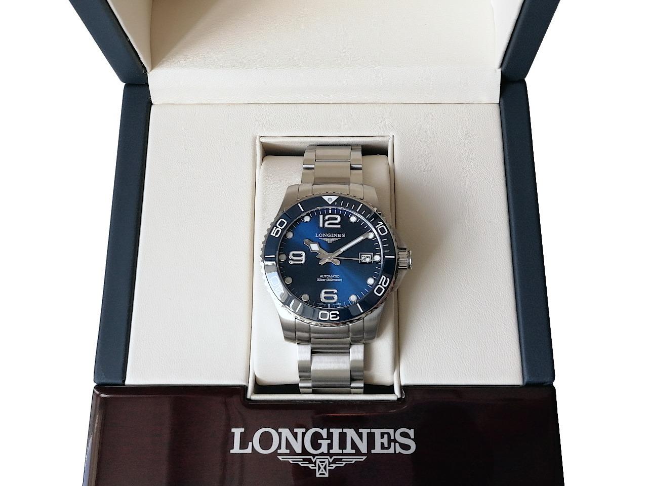 Longines HydroConquest Automatik Edelstahl 39mm blaues Zifferblatt Metallband L37804966 Full Set Occasion – Herrenuhren Uhr mit Datum aus Edelstahl und Keramik. Das Gehäuse ist rund und silber. Das Edelstahlarmband ist silber. Das Zifferblatt ist arabisch Index und blau. – Ansicht 3