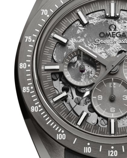 Omega Speedmaster Grey Side of the Moon Apollo 8 Chronograph Handaufzug Edelstahl 44mm graues Zifferblatt graues Kautschukband – Herrenuhren Chronograph aus Aluminium, Kautschuk und Keramik. Das Gehäuse ist rund und grau. Das Kautschuk / Kunststoff / Silikon Armband ist grau. Das Zifferblatt ist ein Index in grau. – Ansicht 4