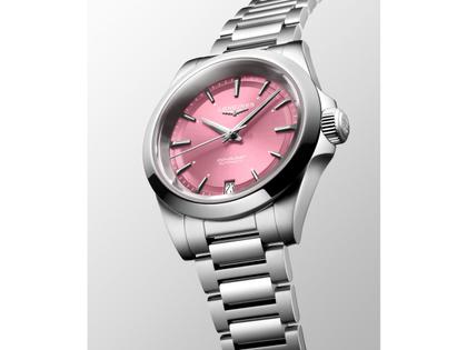 Longines Conquest Automatik Edelstahl 34mm rosafarbenes Zifferblatt Metallband – Damenuhren Uhr mit Datum aus Edelstahl. Das Gehäuse ist rund und silber. Das Edelstahlarmband ist silber. Das Zifferblatt ist ein Index in rosa. – Ansicht 2