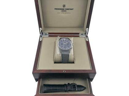 Frederique Constant Flyback Chronograph Manufacture Automatik Titan PVD-Schwarz 42mm schwarzes Zifferblatt Kautschukband FC-760DG4TH6 Full Set Occasion Neu – Herrenuhren Uhr mit Datum aus PVD beschichtet und Titan. Das Gehäuse ist rund und schwarz. Das Kautschuk / Kunststoff / Silikon Armband ist anthrazit. Das Zifferblatt ist ein Index in anthrazit. – Ansicht 5