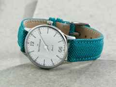 MeisterSinger Yaara Quarz Edelstahl 36mm silbernes Zifferblatt blaues Textilband – Damenuhren Uhr ohne Datum aus Edelstahl. Das Gehäuse ist rund und silber. Das Textilarmband ist blau. Das Zifferblatt ist arabisch Index und silber. – Ansicht 3