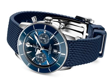 Breitling Superocean Heritage B01 Chronograph Automatik Edelstahl 42mm blaues Zifferblatt blaues Kautschukband – Herrenuhren Chronograph aus Edelstahl, Kautschuk und Keramik. Das Gehäuse ist rund und silber. Das Kautschuk / Kunststoff / Silikon Armband ist blau. Das Zifferblatt ist ein Index in blau. – Ansicht 4