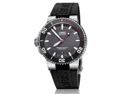 Oris Aquis Date 43mm Red Limited Edition Kautschukband – Herrenuhren Uhr mit Datum aus Edelstahl. Das Gehäuse ist rund und silber. Das Kautschuk / Kunststoff / Silikon Armband ist schwarz. Das Zifferblatt ist ein Index in grau.