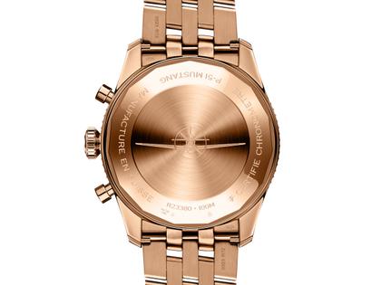 Breitling Classic Avi Chronograph 42 P-51 Mustang Automatik Rotgold graues Zifferblatt Rotgoldband – Herrenuhren Chronograph aus 750 Rotgold. Das Gehäuse ist rund und roségold. Das Goldarmband ist roségold. Das Zifferblatt ist arabisch Index und grau. – Ansicht 2