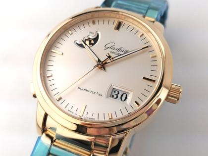 Glashütte Original Senator Panoramadatum Mondphase Automatik Roségold 40mm silbernes Zifferblatt Goldband 100-04-11-01-14 Full Set mit Garantie Occasion – Herrenuhren Uhr mit Datum aus 750 Rotgold. Das Gehäuse ist rund und roségold. Das Goldarmband ist roségold. Das Zifferblatt ist ein Index in silber. – Ansicht 4