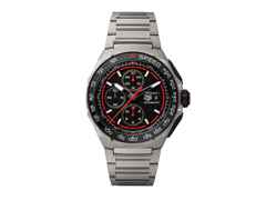 TAG Heuer Formula 1 Chronograph Automatik Titan 44mm schwarzes Zifferblatt Titanband – Herrenuhren Chronograph aus Aluminium, DLC beschichtet, Kautschuk und Titan. Das Gehäuse ist rund und grau. Das Titanarmband ist grau. Das Zifferblatt ist ein Index in schwarz.