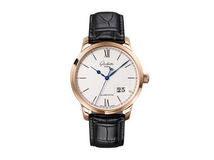 Glashütte Original Senator Excellence Panoramadatum Automatik Rotgold 40mm weißes Zifferblatt schwarzes Lederband – Herrenuhren Uhr mit Datum aus 750 Rotgold. Das Gehäuse ist rund und roségold. Das Lederarmband Kroko / Alligator ist schwarz. Das Zifferblatt ist römisch Index und silber.