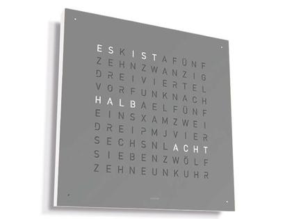 Qlocktwo Earth 45 Frontcover (ohne Uhr) Grey Pepper – Großuhren Wanduhr aus . Das Gehäuse ist quadratisch. Das Zifferblatt ist digital und grau.