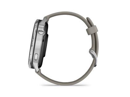 Garmin Venu 4 Quarz Edelstahl und Polymer 45mm digitales Zifferblatt graues Silikonband – Herrenuhren Uhr Multifunktion aus Edelstahl und Faserverstärktes Polymer. Das Gehäuse ist rund und silber. Das Kautschuk / Kunststoff / Silikon Armband ist grau. Das Zifferblatt ist digital und schwarz. – Ansicht 3