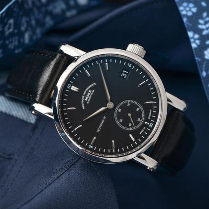 Mühle Glashütte Teutonia IV Kleine Sekunde Automatik Edelstahl 41mm schwarzes Zifferblatt schwarzes Lederband – Herrenuhren Uhr mit Datum aus Edelstahl. Das Gehäuse ist rund und silber. Das Lederarmband ist schwarz. Das Zifferblatt ist ein Index in schwarz. – Ansicht 3