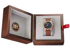 Oris Carl Brashear Chronograph Limited Edition – Herrenuhren Chronograph aus Bronze. Das Gehäuse ist rund und roségold. Das Lederarmband ist braun. Das Zifferblatt ist ein Index in blau. – Ansicht 4