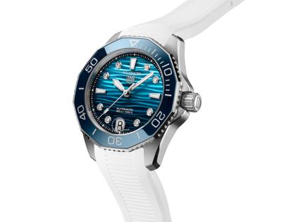 TAG Heuer Aquaracer Professional 300 Date Automatik Edelstahl 36mm blaues Zifferblatt mit Brillanten weißes Kautschukband – Damenuhren Uhr mit Datum aus Edelstahl, Kautschuk und Keramik. Das Gehäuse ist rund und silber. Das Kautschuk / Kunststoff / Silikon Armband ist weiß. Das Zifferblatt ist ein Index in blau. – Ansicht 3