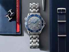 Omega Seamaster Diver 300M Automatik Edelstahl 42mm graues Zifferblatt Metallband – Herrenuhren Uhr mit Datum aus Edelstahl und Keramik. Das Gehäuse ist rund und silber. Das Edelstahlarmband ist silber. Das Zifferblatt ist ein Index in grau. – Ansicht 3