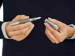 Montblanc Writers Edition               2019: Limitierte Edition Rudyard Kipling Füllfederhalter – Schreibgeräte Füllfederhalter aus 750 Gelbgold, Edelharz und platiniert und rhodiniert. – Ansicht 3