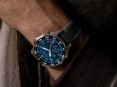 Garmin MARQ Aviator Gen 3 Titan 47mm digitales Display schwarzes Lederband – Herrenuhren Uhr Multifunktion aus Keramik, Leder und Titan. Das Gehäuse ist rund und grau. Das Lederarmband ist schwarz. Der Zifferblatt ist digital. – Ansicht 9