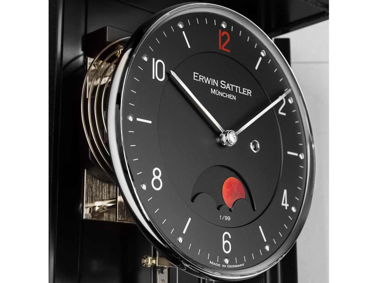 Erwin Sattler Wanduhr Seilzugregulator Opus PM  70 III S Handaufzug schwarzes Zifferblatt limitiert – Großuhren Wanduhr aus Edelstahl und Holz. Das Gehäuse ist rechteckig und schwarz. Das Zifferblatt ist arabisch Index und schwarz. – Ansicht 3