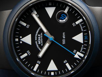 Mühle Glashütte S.A.R. Rescue-Timer Edition 1994 Automatik Edelstahl Schwarz-PVD 42mm schwarzes Zifferblatt blaues Kautschukband – Herrenuhren Uhr mit Datum aus Edelstahl, Kautschuk und PVD beschichtet. Das Gehäuse ist rund und schwarz. Das Kautschuk / Kunststoff / Silikon Armband ist blau. Das Zifferblatt ist ein Index in schwarz. – Ansicht 2