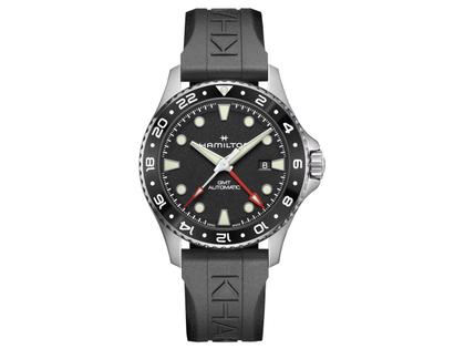 Hamilton Khaki Navy Scuba GMT Automatik Edelstahl 43mm schwarzes Zifferblatt schwarzes Kautschukband – Herrenuhren Uhr mit Datum aus Edelstahl. Das Gehäuse ist rund und silber. Das Kautschuk / Kunststoff / Silikon Armband ist schwarz. Das Zifferblatt ist ein Index in schwarz.