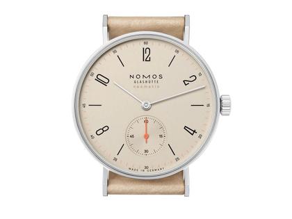 Nomos Glashütte Tangente 35 neomatik Champagner Automatik Edelstahl 35mm beiges Zifferblatt beiges Lederband – Damenuhren Uhr ohne Datum aus Edelstahl. Das Gehäuse ist rund und silber. Das Lederarmband ist beige. Das Zifferblatt ist arabisch Index und beige. – Ansicht 5