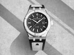 Maurice Lacroix AIKON-IC Automatik Edelstahl 43mm Carbon-Zifferblatt schwarzes Kautschukband – Herrenuhren Uhr mit Datum aus Carbon, Edelstahl, Kautschuk, Keramik und Leder. Das Gehäuse ist rund und silber. Das Kautschuk / Kunststoff / Silikon Armband ist schwarz. Das Zifferblatt ist ein Index in schwarz. – Ansicht 2