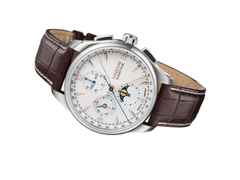 Union Glashütte Belisar Chronograph Mondphase Automatik Edelstahl 42mm weißes Zifferblatt braunes Lederband – Herrenuhren Chronograph aus Edelstahl. Das Gehäuse ist rund und silber. Das Lederarmband ist braun. Das Zifferblatt ist arabisch Index und weiß. – Ansicht 2