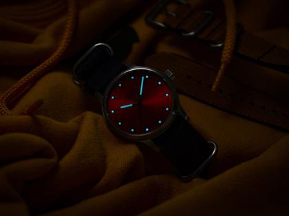 Mühle Glashütte Panova Rot Automatik Edelstahl 40mm schwarzes Lederband – Herrenuhren Uhr ohne Datum aus Edelstahl und Leder. Das Gehäuse ist rund und silber. Das Lederarmband ist schwarz. Das Zifferblatt ist ein Index in rot. – Ansicht 4