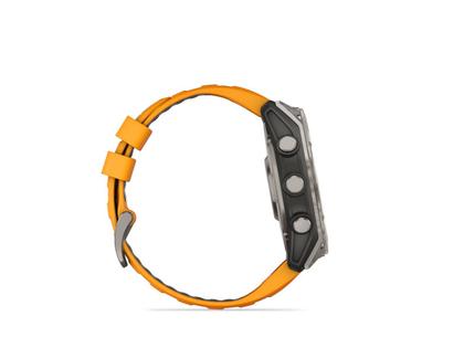 Garmin fenix 8 51mm AMOLED faserverstärktes Polymer Titan graphitfarben beschichtet oranges Kautschukband – Herrenuhren Uhr Multifunktion aus DLC beschichtet, Kautschuk und Titan. Das Gehäuse ist rund und grau. Das Kautschuk / Kunststoff / Silikon Armband ist orange. Das Zifferblatt ist digital und schwarz. – Ansicht 7