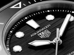 TAG Heuer Aquaracer Professional 300 Date Automatik Edelstahl 36mm schwarzes Zifferblatt Metallband – Damenuhren Uhr mit Datum aus Edelstahl. Das Gehäuse ist rund und silber. Das Edelstahlarmband ist silber. Das Zifferblatt ist ein Index in schwarz. – Ansicht 4