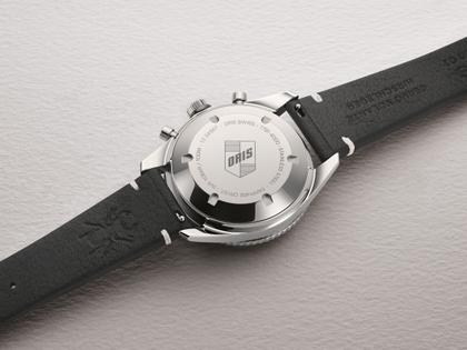 Oris Divers Sixty-Five Chronograph Automatik Edelstahl 40mm silberfarbenes Zifferblatt schwarzes Lederband – Herrenuhren Chronograph aus Edelstahl, Keramik und Leder. Das Gehäuse ist rund und silber. Das Lederarmband ist schwarz. Das Zifferblatt ist ein Index in silber. – Ansicht 3