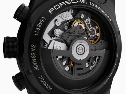 Porsche Design Custom Built Timepieces Watchmakers Choice "IndischRot" Chronograph Automatik Titan Schwarz 42mm schwarzes Zifferblatt schwarzes Lederband – Herrenuhren Chronograph aus Edelstahl, Leder, Titan und Titancarbid beschichtet. Das Gehäuse ist rund und schwarz. Das Lederarmband ist schwarz. Das Zifferblatt ist ein Index in schwarz. – Ansicht 4