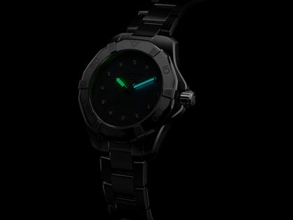 TAG Heuer Aquaracer Professional 200 Solargraph Quarz Edelstahl 34mm weißes Perlmutt-Zifferblatt mit Brillanten Metallband – Damenuhren Uhr mit Datum aus Edelstahl. Das Gehäuse ist rund und silber. Das Edelstahlarmband ist silber. Das Zifferblatt ist ein Index in weiß. – Ansicht 5