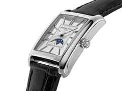 Frederique Constant Classics Carree Moonphase Automatik Edelstahl 42x30mm silbernes Zifferblatt schwarzes Lederband – Herrenuhren Uhr ohne Datum aus Edelstahl und Leder. Das Gehäuse ist rechteckig und silber. Das Lederarmband ist schwarz. Das Zifferblatt ist ein Index in silber. – Ansicht 2