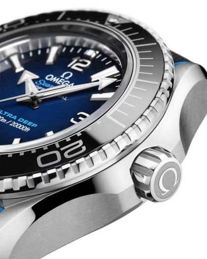 Omega Seamaster Planet Ocean 6000M Ultra Deep Automatik Edelstahl 45,5mm blaues Zifferblatt Kautschukband – Herrenuhren Uhr ohne Datum aus Edelstahl, Keramik und Titan. Das Gehäuse ist rund und silber. Das Kautschuk / Kunststoff / Silikon Armband ist schwarz. Das Zifferblatt ist arabisch Index und blau. – Ansicht 4