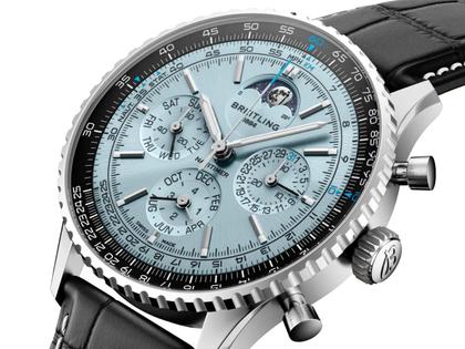 Breitling Navitimer B19 Chronograph 43 Perpetual Calendar Automatik Edelstahl eisblaues Zifferblatt schwarzes Lederband – Herrenuhren Chronograph aus 950 Platin, Edelstahl und Leder. Das Gehäuse ist rund und silber. Das Lederarmband Kroko / Alligator ist schwarz. Das Zifferblatt ist ein Index in blau. – Ansicht 2