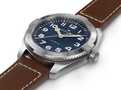 Hamilton Khaki Field Expedition Automatik Edelstahl 41mm dunkelblaues Zifferblatt braunes Lederband – Herrenuhren Uhr ohne Datum aus Edelstahl und Leder. Das Gehäuse ist rund und silber. Das Edelstahlarmband ist braun. Das Zifferblatt ist arabisch und blau. – Ansicht 2