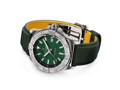 Breitling Avenger Automatik 42 Edelstahl grünes Zifferblatt dunkelgrünes Lederband – Herrenuhren Uhr mit Datum aus Edelstahl und Leder. Das Gehäuse ist rund und silber. Das Lederarmband ist grün. Das Zifferblatt ist ein Index in grün. – Ansicht 3