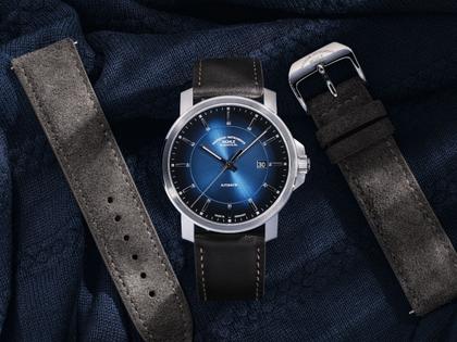 Mühle Glashütte 29er Casual Automatik Edelstahl 42,4mm blaues Zifferblatt braunes Lederband – Herrenuhren Uhr mit Datum aus Edelstahl und Leder. Das Gehäuse ist rund und silber. Das Lederarmband ist blau. Das Zifferblatt ist ein Index in braun. – Ansicht 10