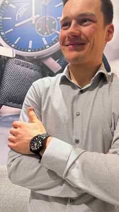 Mühle Glashütte Sportivo Power Chronograph First Edition Automatik Edelstahl Schwarz-IP 42,5mm schwarzes Zifferblatt schwarzes Leder-Kautschukband limitiert – Herrenuhren Chronograph aus Edelstahl, IP beschichtet, Keramik und Leder. Das Gehäuse ist rund und schwarz. Das Lederarmband ist schwarz. Das Zifferblatt ist ein Index in schwarz. – Ansicht 12