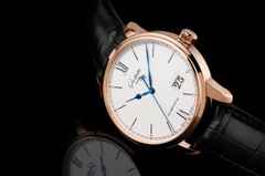 Glashütte Original Senator Excellence Panoramadatum Automatik Rotgold 40mm weißes Zifferblatt schwarzes Lederband – Herrenuhren Uhr mit Datum aus 750 Rotgold. Das Gehäuse ist rund und roségold. Das Lederarmband Kroko / Alligator ist schwarz. Das Zifferblatt ist römisch Index und silber. – Ansicht 2