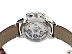Juwelier Roller Ulysse Nardin Torpilleur Annual Chronograph Limited Edition Automatik Edelstahl 44mm blaues Zifferblatt braunes Lederband 1533-320LE-3A-175/1B Full Set Occasion Neu – Herrenuhren Chronograph aus Edelstahl und Leder. Das Gehäuse ist rund und silber. Das Lederarmband Kroko / Alligator ist braun. Das Zifferblatt ist römisch und blau. – Ansicht 2