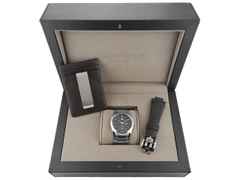Juwelier Roller Parmigiani Fleurier Tonda GT Big Date Automatik 42mm Metallband und Kautschukband PFC910-0000210-B00182 Full Set Occasion – Herrenuhren Uhr mit Datum aus Edelstahl. Das Gehäuse ist rund und silber. Das Edelstahlarmband ist silber. Das Zifferblatt ist ein Index in schwarz. – Ansicht 5