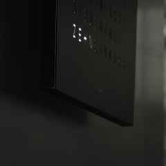 Qlocktwo Earth 45 Black Pepper Monochrome Edition – Großuhren Wanduhr aus . Das Gehäuse ist quadratisch und schwarz. Das Zifferblatt ist digital und schwarz. – Ansicht 3